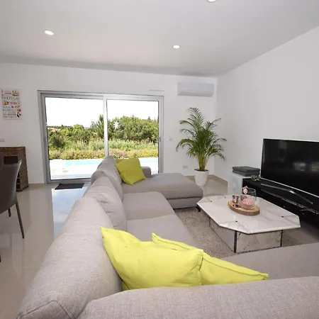 빌라 Comfortable With Private Pool In Nadadouro, Cleaning Included *