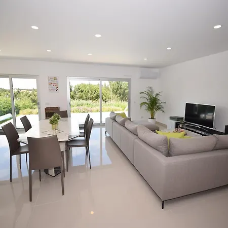 Comfortable With Private Pool In Nadadouro, Cleaning Included